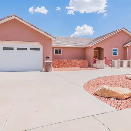 Kanab Family Retreat With Theater & Hot Tub